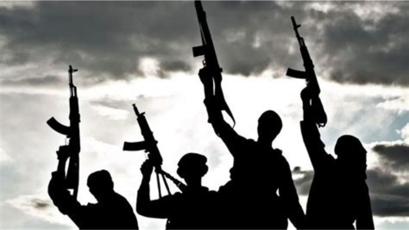 A branch of the United Bank for Africa (UBA), in Ughelli, reportedly witnessed a violent attempt at robbery earlier today, as gunmen stormed the premises and engaged the police stationed at the bank in a fierce gun battle.